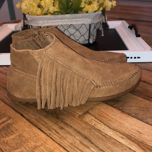 SOLD New Minnetonka Lacy Boots sz. 6 - Picture 4 of 8